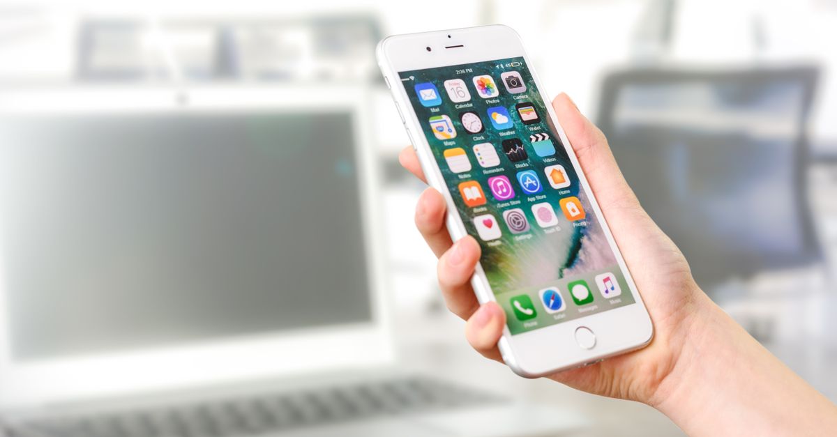 Smartphone als Symbol für Notfallkontakt und Eskalation im IT-Betrieb