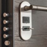Türschloss mit Schlüssel als Symbol für externe Admin-Zugänge und Zugriffsentzug