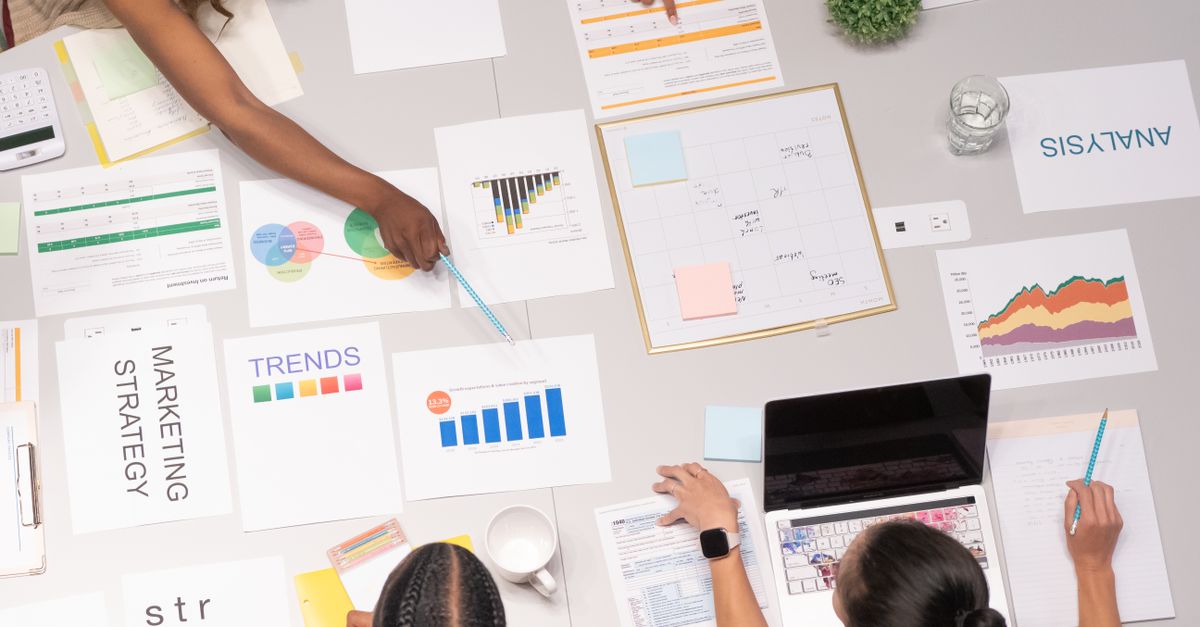 Team prüft Berichte und Diagramme als Freigabespur vor einem IT-Rollout