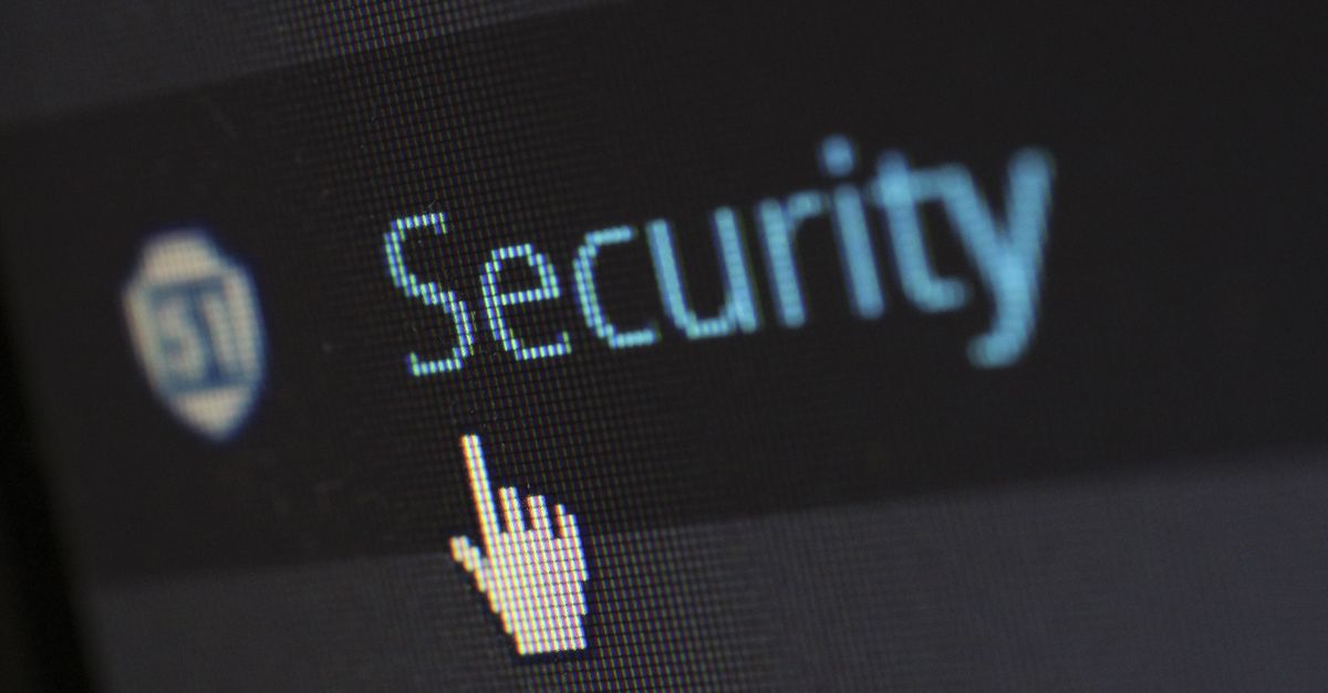 Security-Schriftzug auf einem Bildschirm als Symbol für Patch-Nachweis im IT-Betrieb