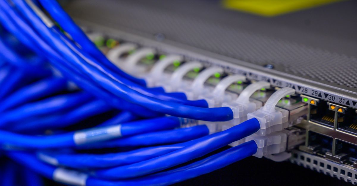 Netzwerkports mit blauen Kabeln als Symbol für produktive Betriebswege und Skript-Freigaben
