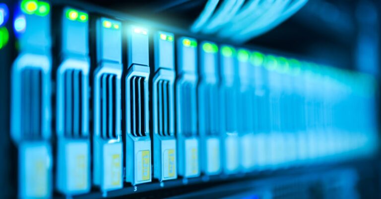 Serverracks mit leuchtenden Netzwerkanschlüssen als Symbol für Software-Lieferketten, Open-Source-Abhängigkeiten und Betriebssicherheit