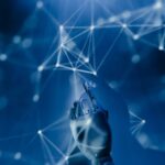 Roboterhand vor digitalem Netzwerk als Symbol für prüfbare KI-Unterstützung im IT-Service