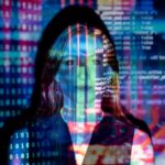 Person mit Code-Projektion als Symbol für KI-Prüfung, Freigabe und Nachvollziehbarkeit