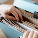 Geöffnete Aktenmappe als Symbol für Prüfspur und KI-Governance