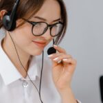 Service-Desk-Mitarbeiterin mit Headset als Symbol für klare Rückrufzusage nach IT-Störung