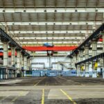 Leere Industriehalle als Symbol für Providerwechsel, Betriebsübergabe und Probeausfall