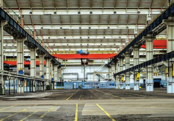 Leere Industriehalle als Symbol für Providerwechsel, Betriebsübergabe und Probeausfall