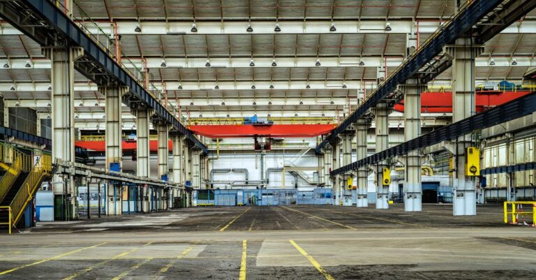 Leere Industriehalle als Symbol für Providerwechsel, Betriebsübergabe und Probeausfall