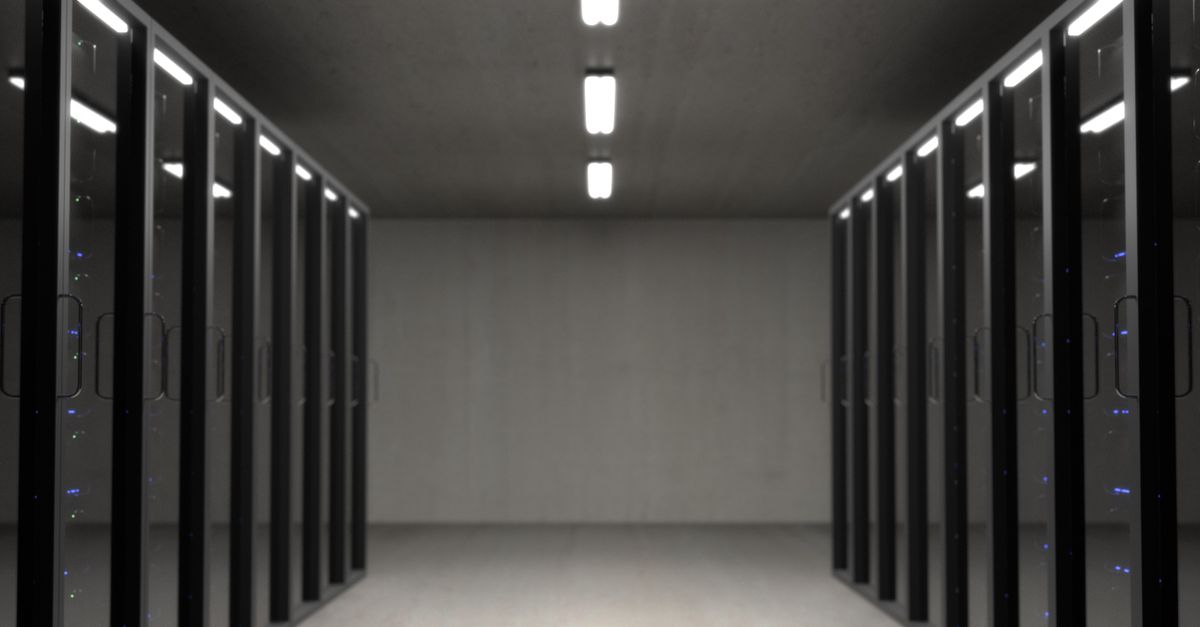 Serverrack-Flur als Symbol für Produktionsumgebung und kontrollierten Notfallfix