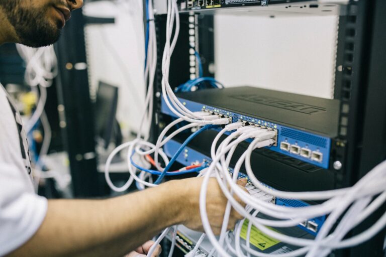 Techniker am Serverrack als Symbol für kontrollierte Notfallzugänge im IT-Betrieb