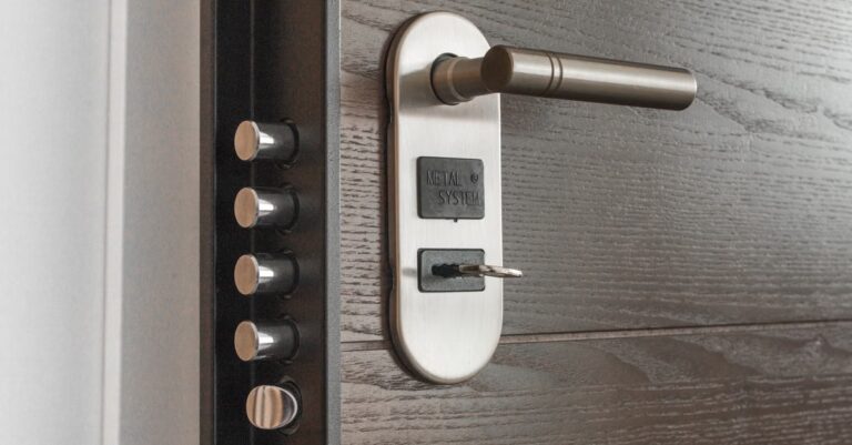 Türschloss mit Schlüssel als Symbol für geregelten Notfallzugang und privilegierte Berechtigungen im IT-Betrieb