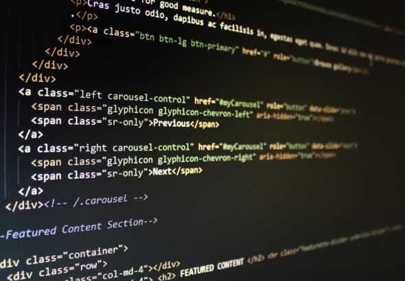 Codeansicht als Symbol für Softwarepaket, Build-Spur und Herkunftsprüfung