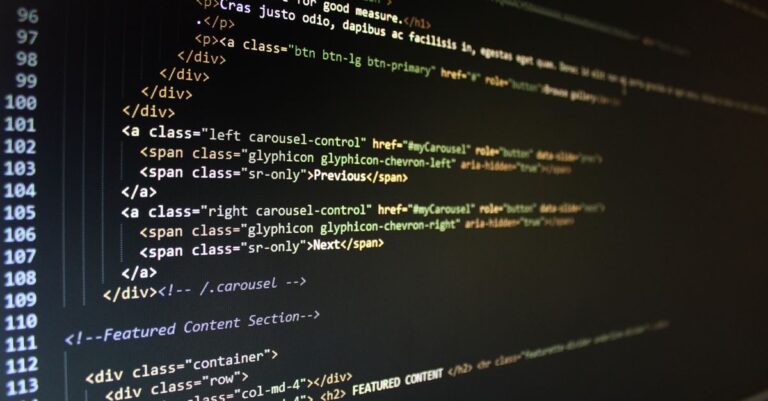 Codeansicht als Symbol für Softwarepaket, Build-Spur und Herkunftsprüfung