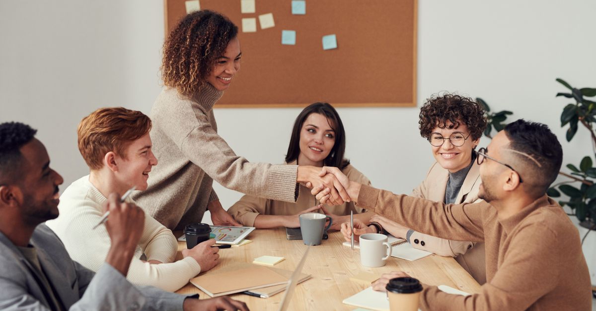 Team bei einer Übergabe im Meeting als Symbol für klare Schichtwechsel und Kundenkommunikation im Störungsbetrieb