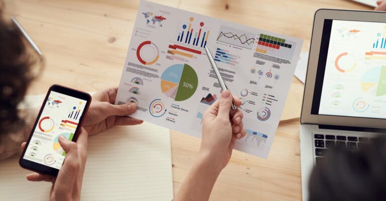 Team prüft Diagramme und Abhängigkeiten als Symbol für Sicherheitswarnung und betroffene Servicekette