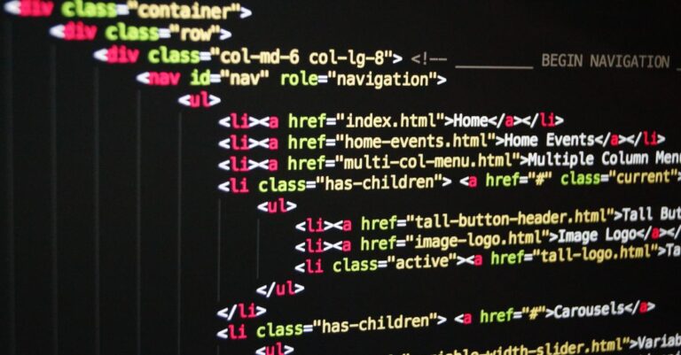 Code auf Bildschirm als Symbol für geprüfte Softwarepaket-Herkunft vor Produktion