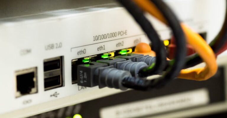 Netzwerkanschlüsse als Symbol für Softwarepaket-Herkunft und Rollout-Prüfung