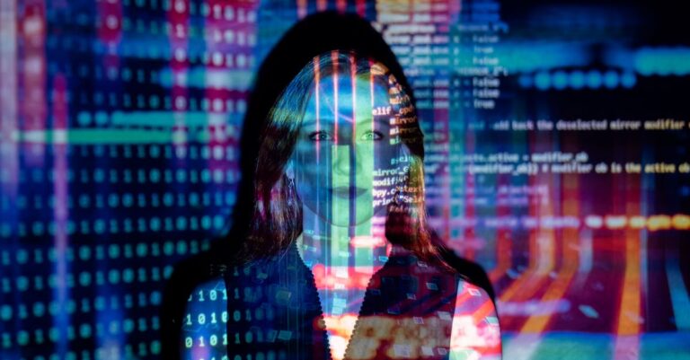 Person vor projiziertem Programmcode als Symbol für Herkunftsprüfung von Softwarepaketen vor dem Rollout