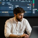 Monitoring-Bildschirm in einem Betriebsraum als Symbol für Statusseite, Servicezustand und Ausfallkommunikation