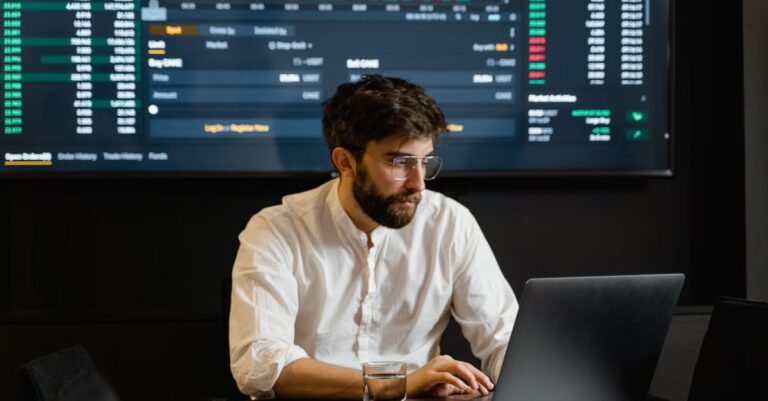 Monitoring-Bildschirm in einem Betriebsraum als Symbol für Statusseite, Servicezustand und Ausfallkommunikation