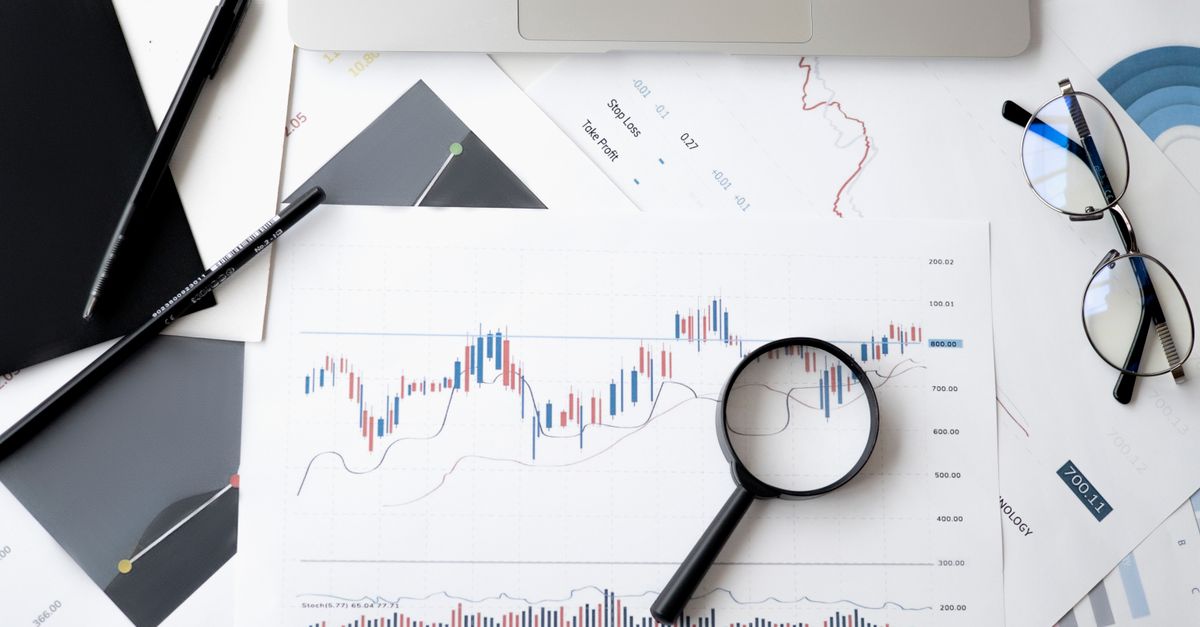 Lupe auf Kosten- und Kurvendiagrammen für IT-Budgetprüfung und Portfolioentscheidung