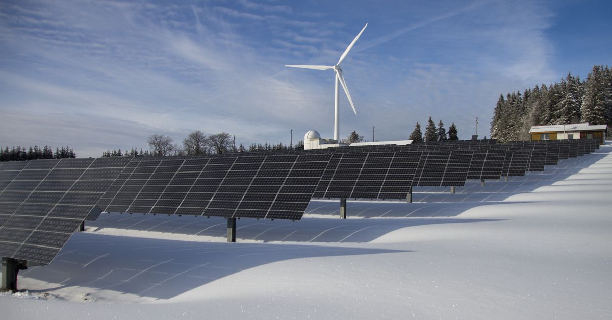 Solarfeld und Windrad als Symbol für Stromort und Cloud-Freigabe