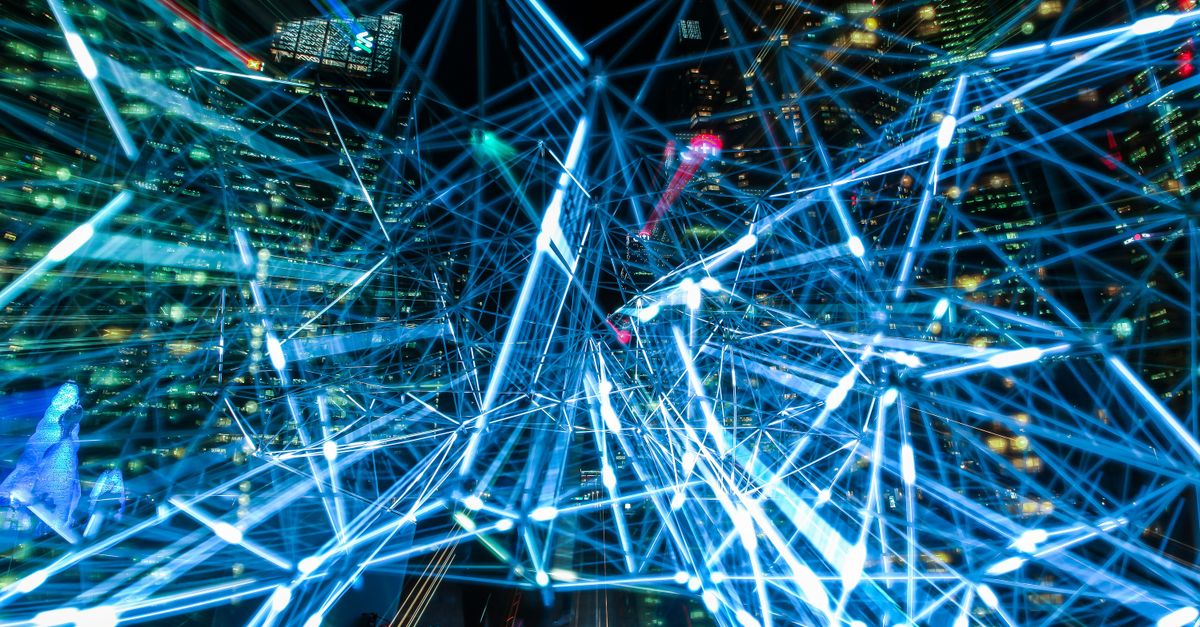 Abstraktes Datennetz vor Hochhäusern als Symbol für geschützte Datenflüsse und maskierte Testdaten