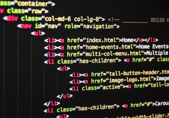 Codeansicht als Symbol für Cloud-Ressourcen, Metadaten und Löschfreigabe