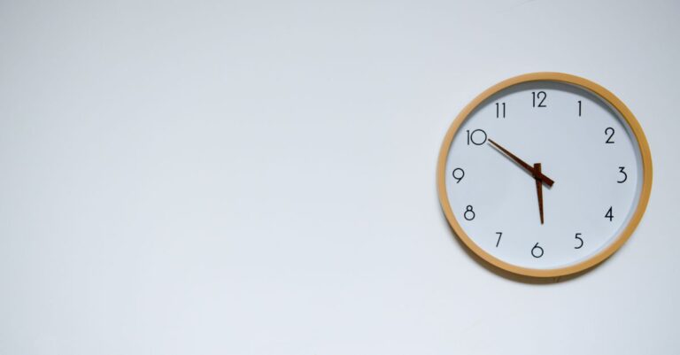 Wanduhr als Symbol für Wartungsfenster und Kundennutzung