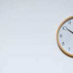 Wanduhr als Symbol für Wartungsfenster und Servicekommunikation
