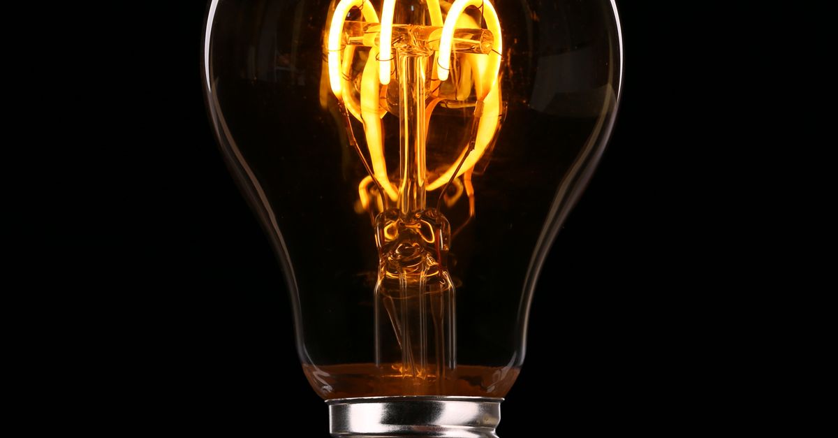 Leuchtende Glühbirne als Symbol für Energieverbrauch, Serverlast und Green-IT-Steuerung