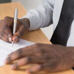 Unterschrift auf einem Dokument als Symbol für KI-Freigabe und Audit-Nachweis