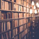 Bibliotheksregal als Symbol für geordnetes Service-Desk-Wissen