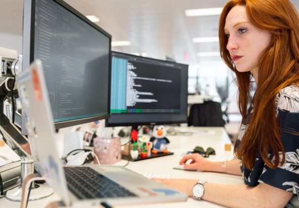 IT-Arbeitsplatz mit Monitoren als Symbol für Datenpflege, Abhängigkeiten und CMDB-Aufbau im Service Desk