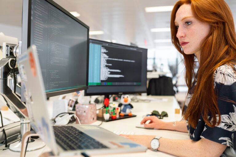 IT-Arbeitsplatz mit Monitoren als Symbol für Datenpflege, Abhängigkeiten und CMDB-Aufbau im Service Desk