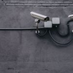 Überwachungskameras an einer Außenwand als Symbol für Gebäudetechnik-Warnungen und Ticketnachweis im ITSM-Betrieb