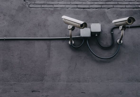 Überwachungskameras an einer Außenwand als Symbol für Gebäudetechnik-Warnungen und Ticketnachweis im ITSM-Betrieb