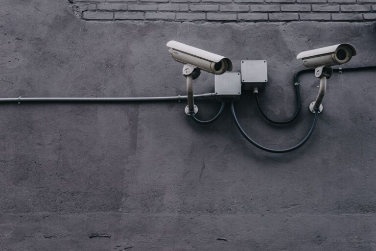 Überwachungskameras an einer Außenwand als Symbol für Gebäudetechnik-Warnungen und Ticketnachweis im ITSM-Betrieb