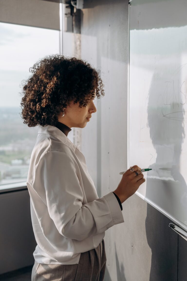 Person erklärt eine Arbeitsliste an einem Whiteboard für ITIL-Practice-Auswahl im IT-Betrieb