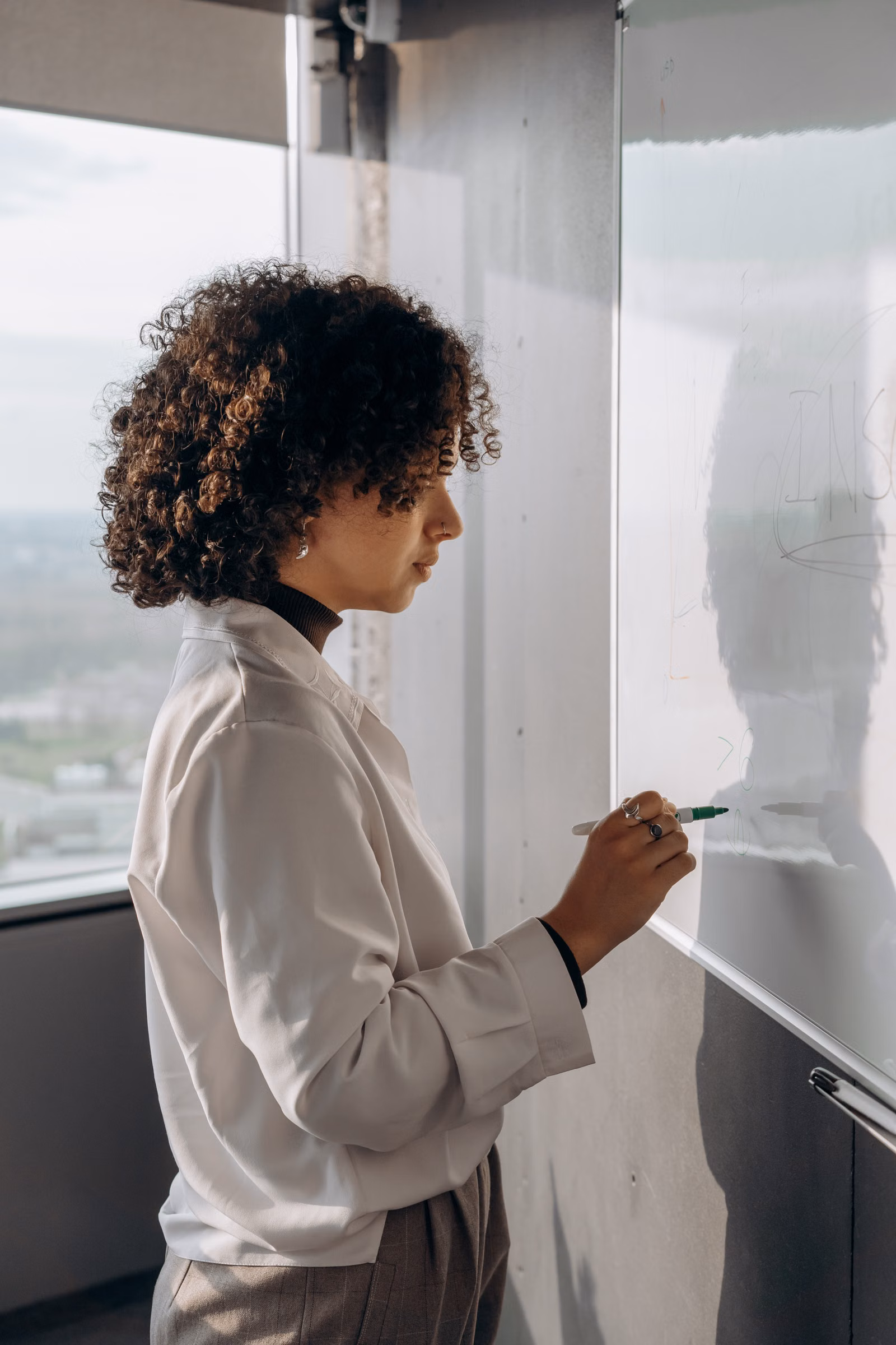 Person erklärt eine Arbeitsliste an einem Whiteboard für ITIL-Practice-Auswahl im IT-Betrieb