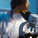 Laborgerät mit Mikroskop als Symbol für medizinische Geräte, Betriebstechnik, Sicherheitswarnungen und prüfbare Nachweise im IT-Betrieb