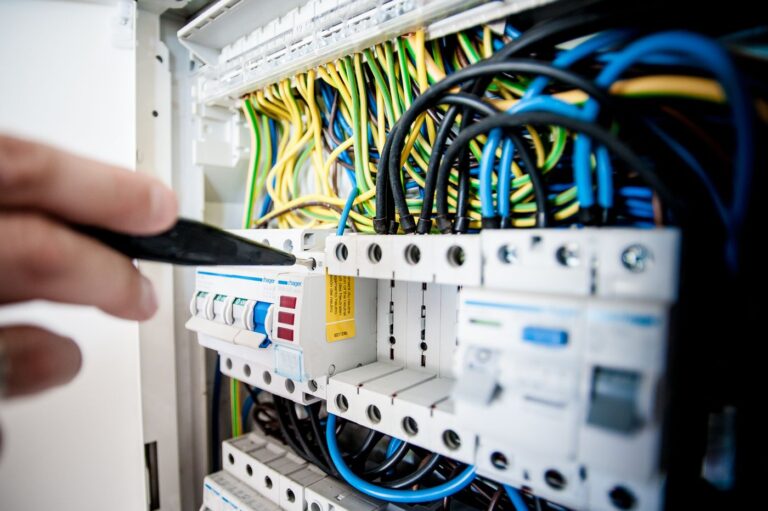 Geöffneter Schaltschrank mit Kabeln und Sicherungen als Symbol für technische Schwachstellen, OT-Warnungen und Betriebsnachweise