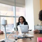 Team bespricht Incident- und Problem-Management als Symbol für Ticketübergabe, Ursachenarbeit und Service-Desk-Steuerung
