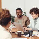 Team bereitet Service Review mit Entscheidungsliste vor