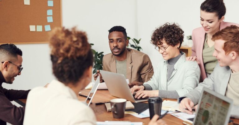 Team bereitet Service Review mit Entscheidungsliste vor