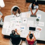 Team arbeitet an Formularen und Auswertungen als Symbol für Kostenfelder, Freigaben und Servicekatalog-Anfragen im IT-Betrieb
