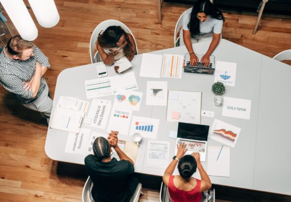 Team arbeitet an Formularen und Auswertungen als Symbol für Kostenfelder, Freigaben und Servicekatalog-Anfragen im IT-Betrieb