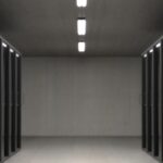 Serverraum mit Reihen von Racks als Symbol für Sicherheitswarnungen, betroffene Services und Patchpriorisierung im IT-Betrieb