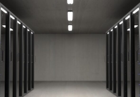 Serverraum mit Reihen von Racks als Symbol für Sicherheitswarnungen, betroffene Services und Patchpriorisierung im IT-Betrieb